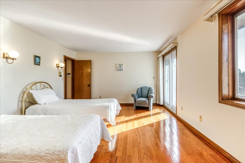 5 Bedrooms Bedrooms, ,5 BathroomsBathrooms,House,For Sale,1141